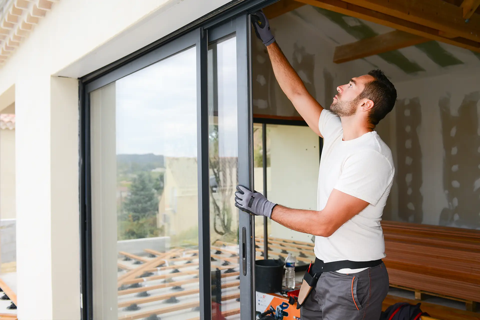 Fensterinstallateur installiert ein Schiebefenster