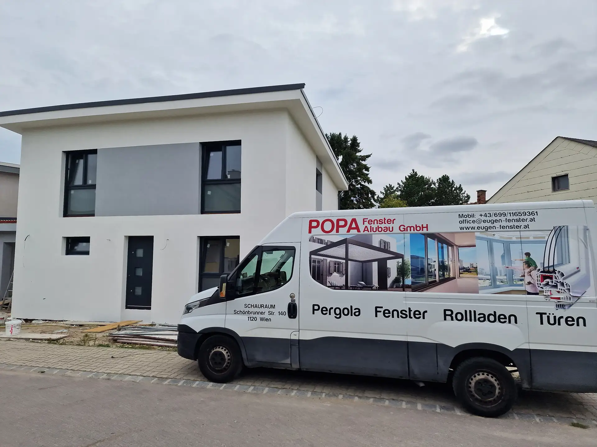 POPA Fenster Alubau Firmenwagen vor einer Baustelle