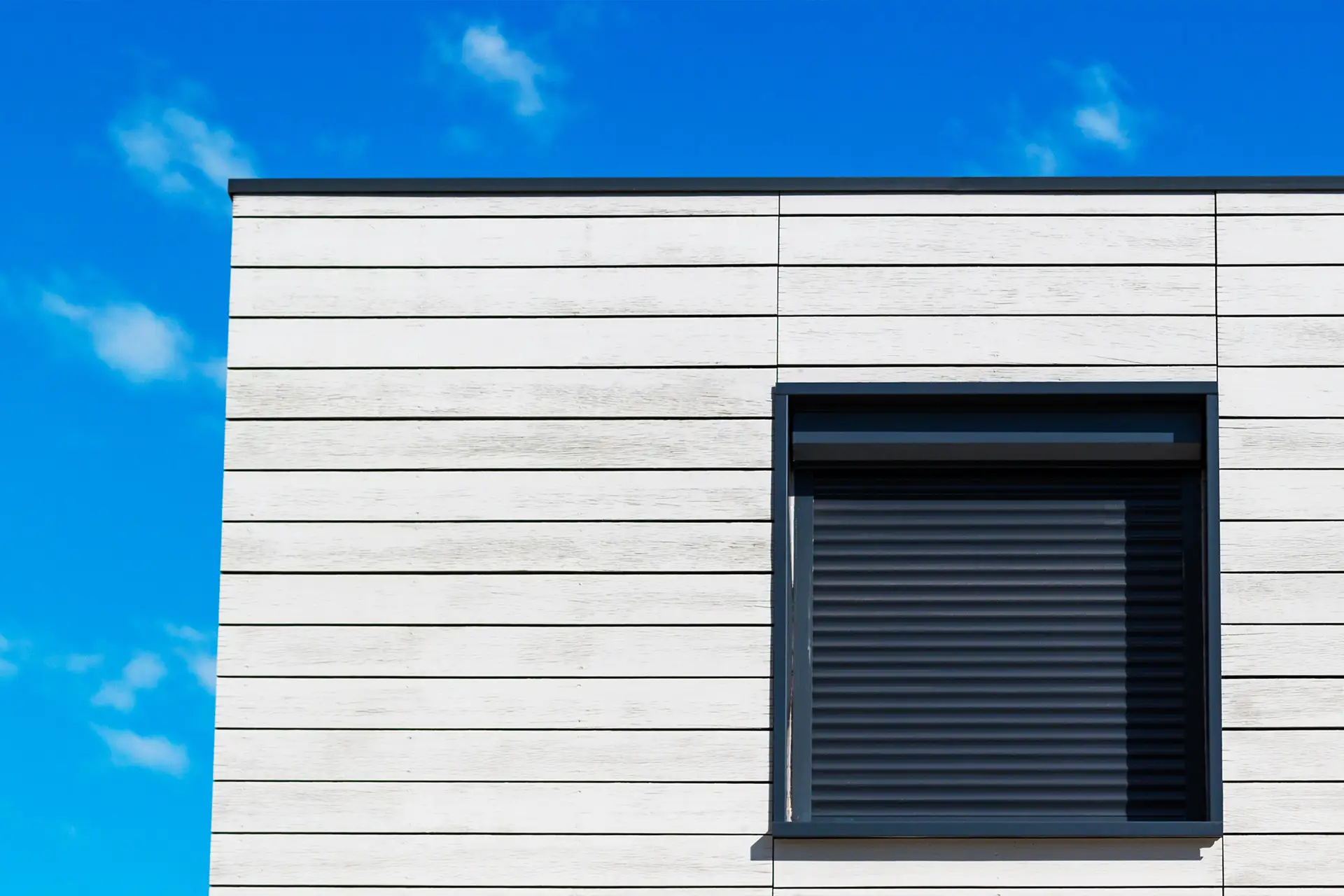 Fensterrolladen auf einem Neubau mit Flachdach