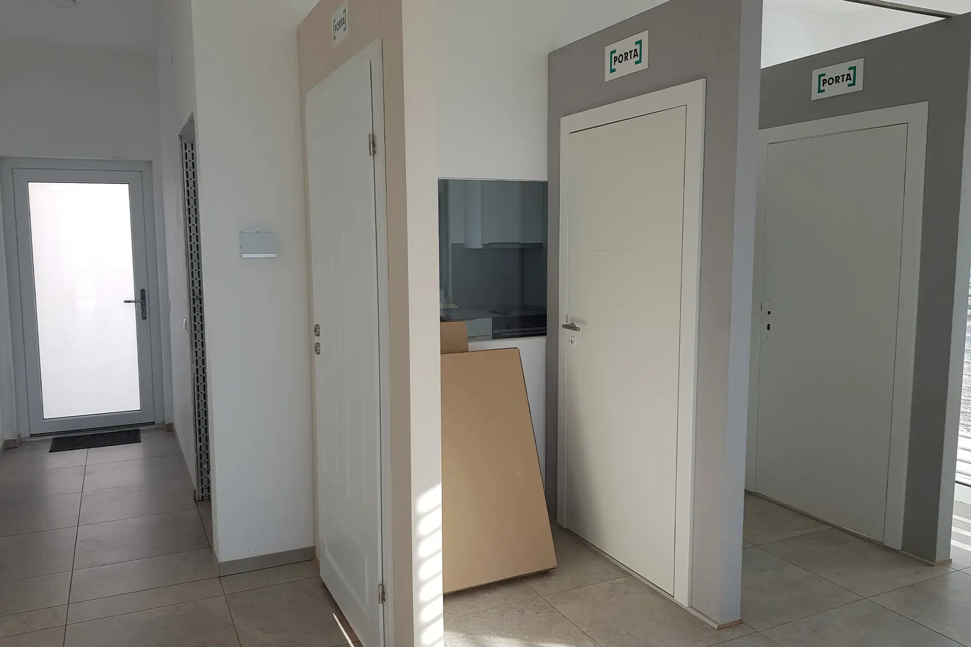 Verschiedene weiße Zimmertüren im Schauraum ausgestellt